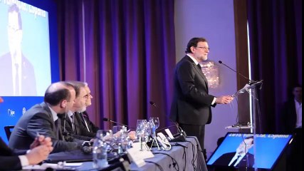 El 8M descoloca a la derecha y lleva a Rajoy y Rivera a lucir lazos morados.