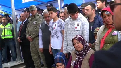 Şehidin 10 yaşındaki kardeşi, abisini asker kıyafetleriyle uğurladı