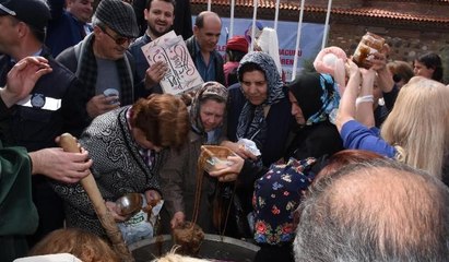 Manisa'da mesir macunu izdihamı... Kazanın içine düştüler