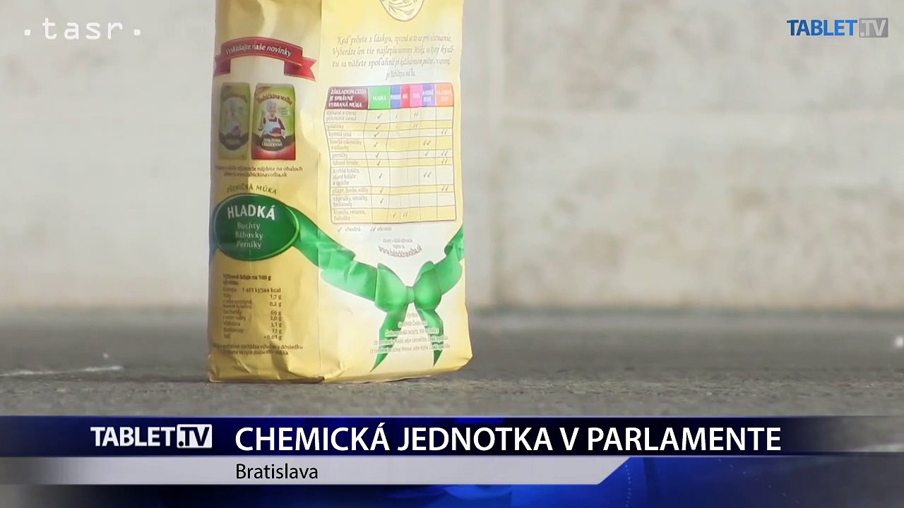 Hlavný vchod do budovy uzavreli, aktivista tu vysypal biely prášok