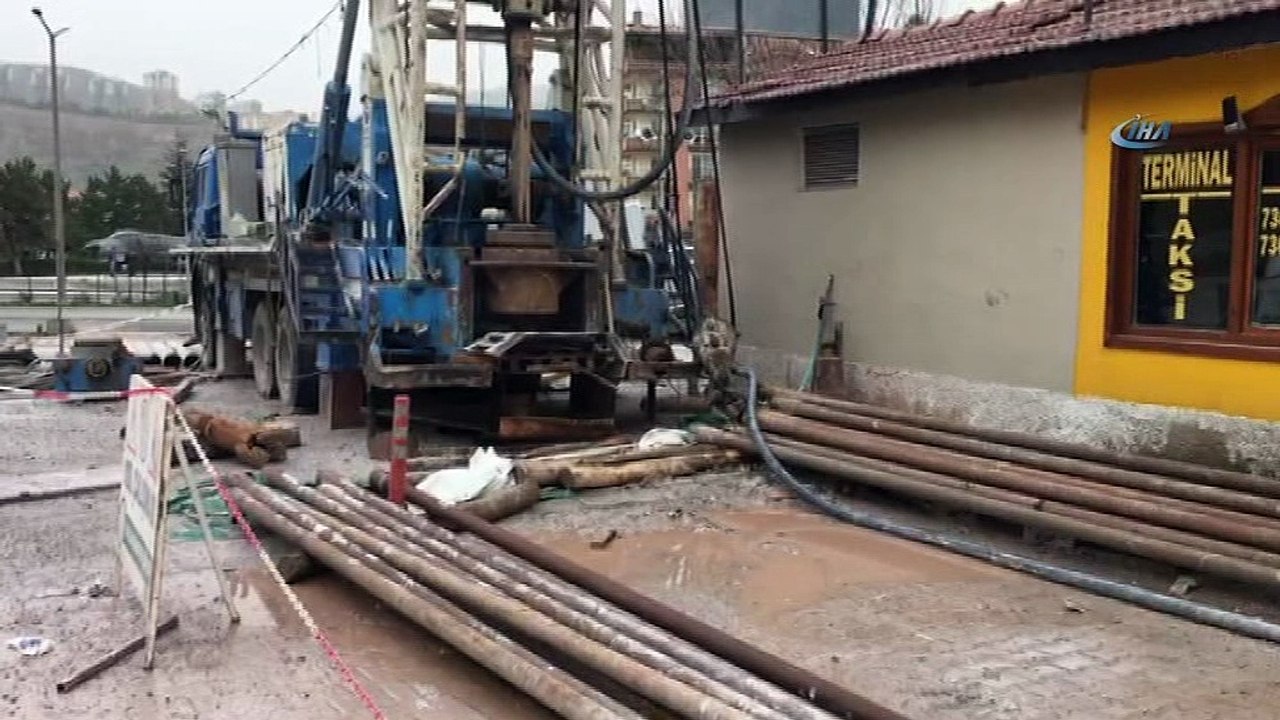 İHA  muhabiri onarılan termal kuyudan fışkıran suyun azizliğine uğradı. O anlar Kameraya böyle yansıdı