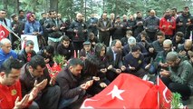 Eskişehirsporlu oyuncular vasiyet üzerine şehit Mithat Dunca'nın kabrini ziyaret etti