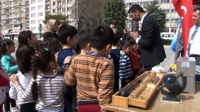 Şehitler anısına gökyüzüne meteoroloji balonu bırakıldı