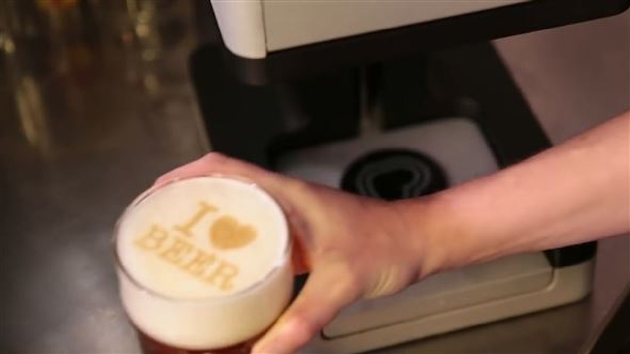 Biertrinker kriegen auf die krone: motiv im schaum