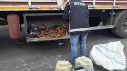 Tırdaki bidon ve gizli bölmelerden bin 200 paket sigara çıktı