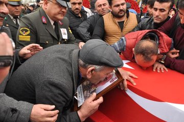 Afrin Şehidini Binler Uğurladı! Acılı Babanın Oğlunun Fotoğrafını Öptüğü Anlar Yürekleri Dağladı