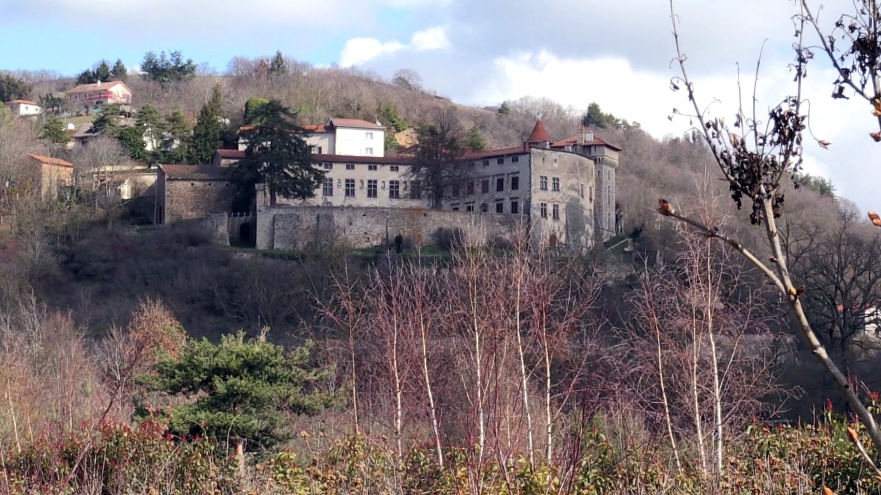 Bellegarde-en-Forez -Il y a un château renaissance bâti sur les ruines d'une place-forte