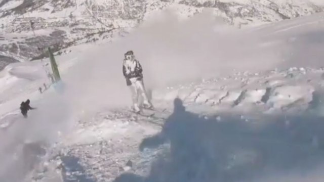 Projeter de la neige sur des skieurs au tire-fesses