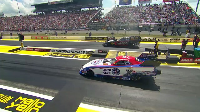 Quand 2 dragsters arrachent leur carrosserie en même temps
