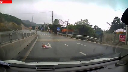 Ce bébé traverse une autoroute en rampant... Complètement fou