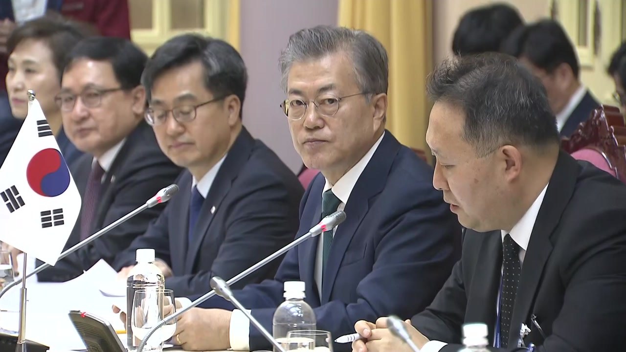 문재인 대통령 "양국 간 불행한 역사 유감"  / YTN