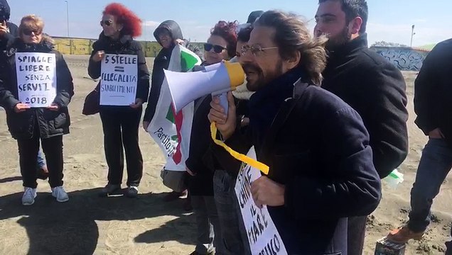 Spiagge libere senza servizi, la protesta del Pd giù i chioschi comunali ma si salva il lungomuro