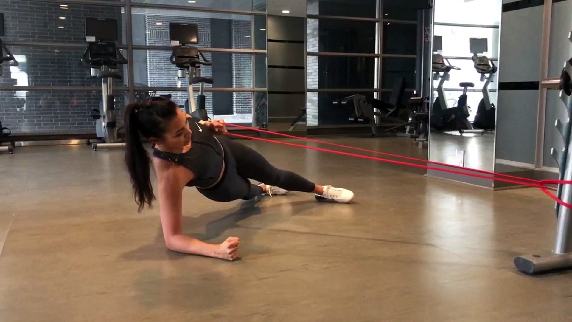 Side plank outlet with resistance band