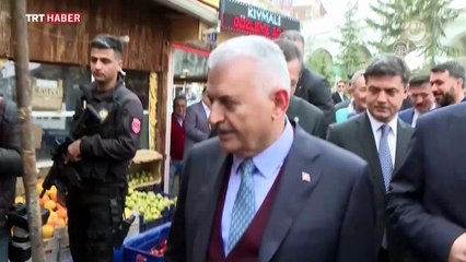 Başbakan Yıldırım, bir vatandaşa saç tıraşı yaptı