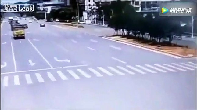 Ce motard échappe va voir beaucoup de chance à 2 reprises... Bon karma x2