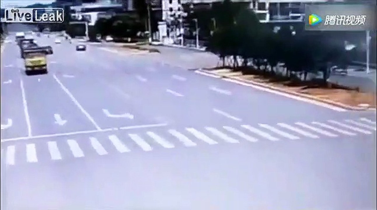 Ce motard échappe va voir beaucoup de chance à 2 reprises... Bon karma x2