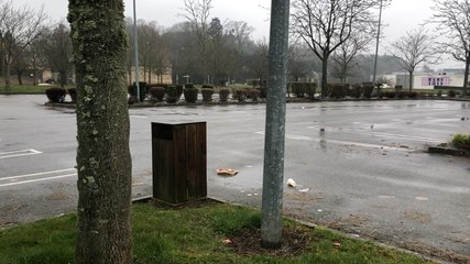 Le parking de Décathlon couvert par les déchets