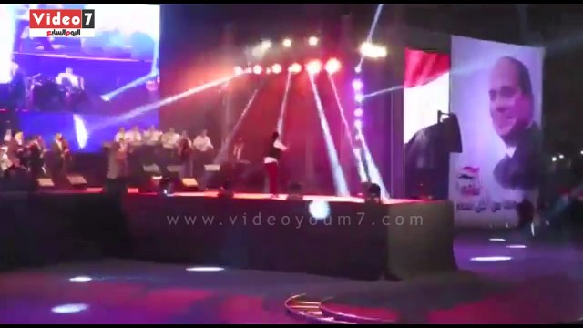 حكيم يدعو المصريين للمشاركة فى انتخابات الرئاسة بأغانى أبو الرجولة و تسلم الأيادى