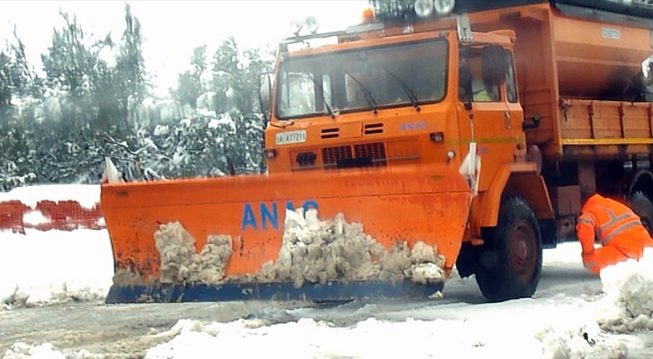 20 cm di neve a Castel del Monte, turisti canadesi scortati dal prof. Martiradonna