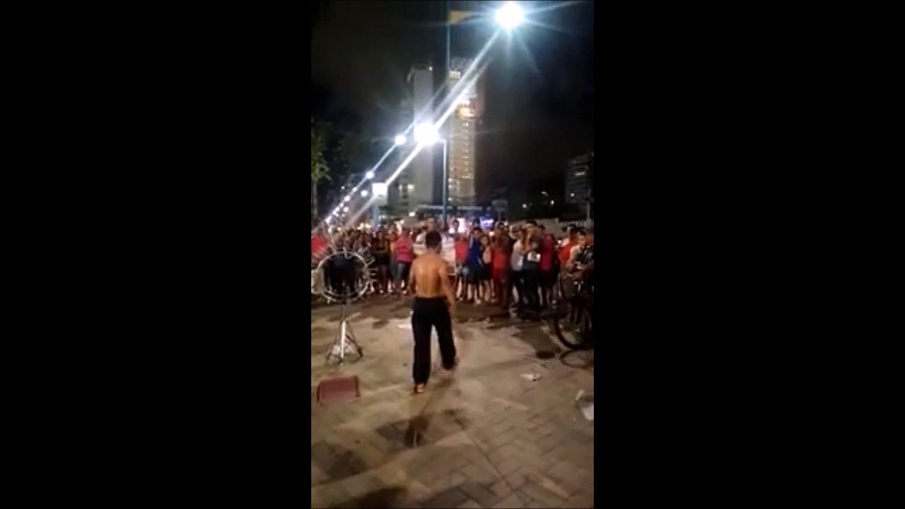 La réaction de ce gars frôlé par un coup de fouet est juste MYTHIQUE