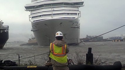 Download Video: Ce bateau de croisière se détache et fonce dans un autre bateau