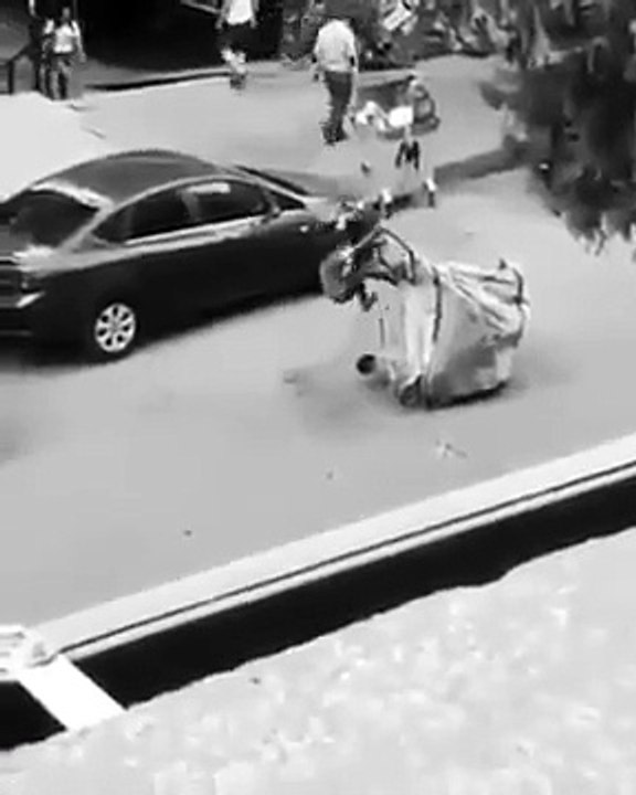 Kağıt toplayan Küçük Kızın Mücadelesi ve Simitçi Çocuğun yardımı