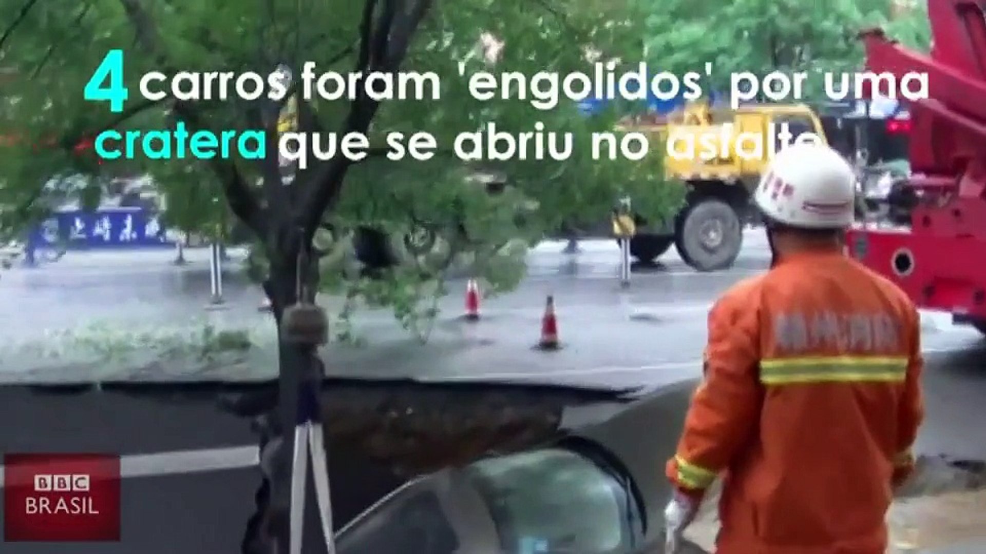 ⁣Buraco surge de repente e engole 4 carros na China