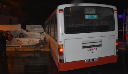 Personel servis otobüsü eve çarptı: 3 yaralı
