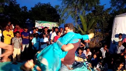 இவர்களுக்கு வெட்க்கமே இல்லையா பப்ளிக்கில் செய்யும் கொடுமையைப் பாருங்கள்!