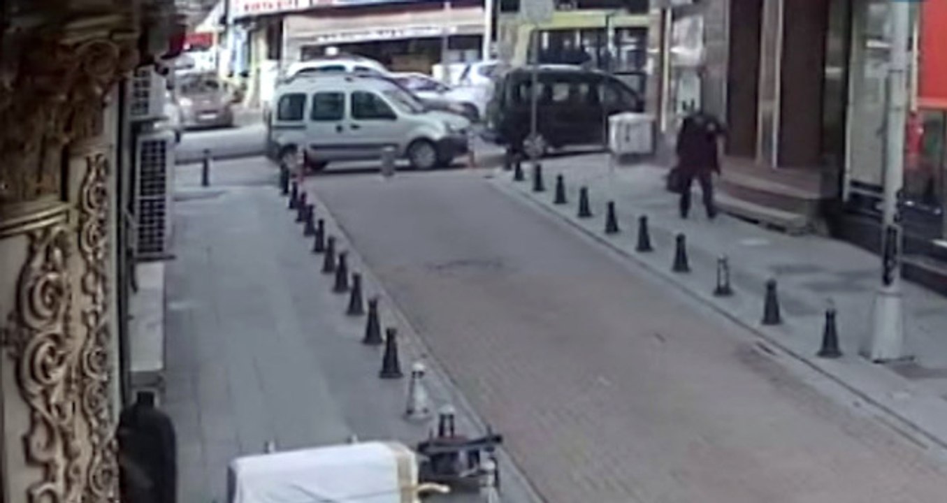 Binadan Mermer Parçaları Düştü, Kaldırımda Yürüyen Vatandaş Ölümden 1 Adımla Kurtuldu