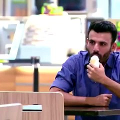 Il mange une glace en déstabilisant les autres avec une fin étonnante