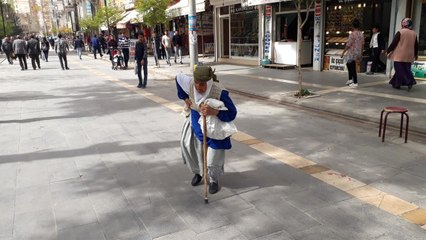 "İnsanlık Ölmüş" Dedirten Görüntü! Gideceği Yeri Bulamayan Görme Engelli Yaşlı Kadına Kimse Yardım Etmedi