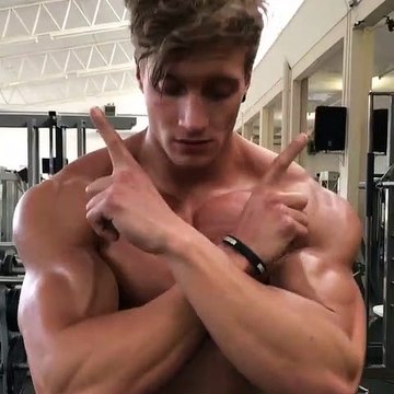 Des muscles des pectoraux qui bougent d'une étonnante manière