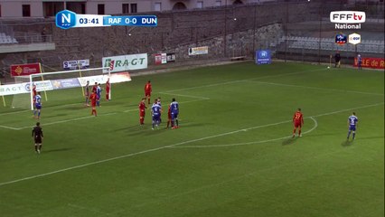 Corner repoussé par la défense de Rodez.