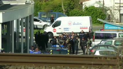 여성 대신 인질로 잡힌 경찰 간부 사망..."영웅" 애도 / YTN