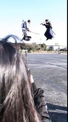 2 samouraïs se battent dans les airs