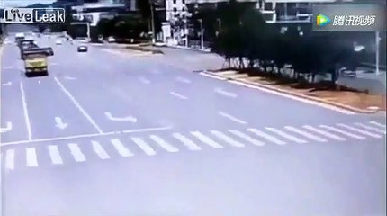 Ce motard échappe va voir beaucoup de chance à 2 reprises