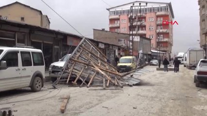 Hakkari Yüksekova'da Fırtına Çatıları Uçurdu 1 Yaralı