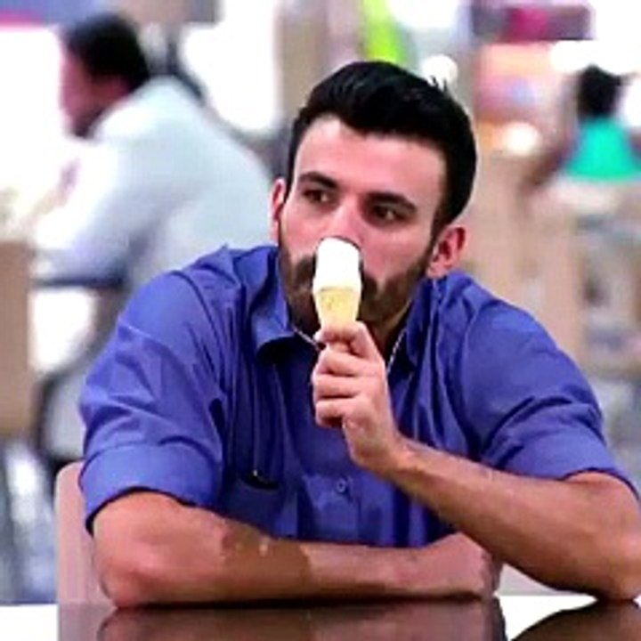 Il mange sa glace en regardant bizarrement les gens mais attendez la fin... Caméra cachée mythique