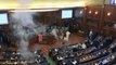 Un député kosovar lance un gaz lacrymogènes en plein parlement