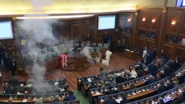 Un député kosovar lance un gaz lacrymogènes en plein parlement