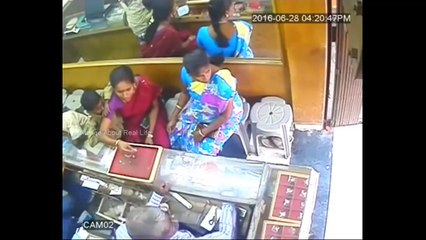 கேமரா இருப்பது தெரியாமல் இந்த பெண் செய்வதை பாருங்க!