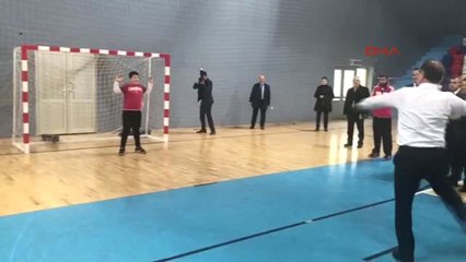 Spor Bakanı Bak, Zonguldaklı Sporcularla Hentbol Oynadı