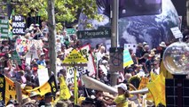 مشاة وفرسان يتظاهرون في أستراليا تنديدا بالمشاريع المنجمية
