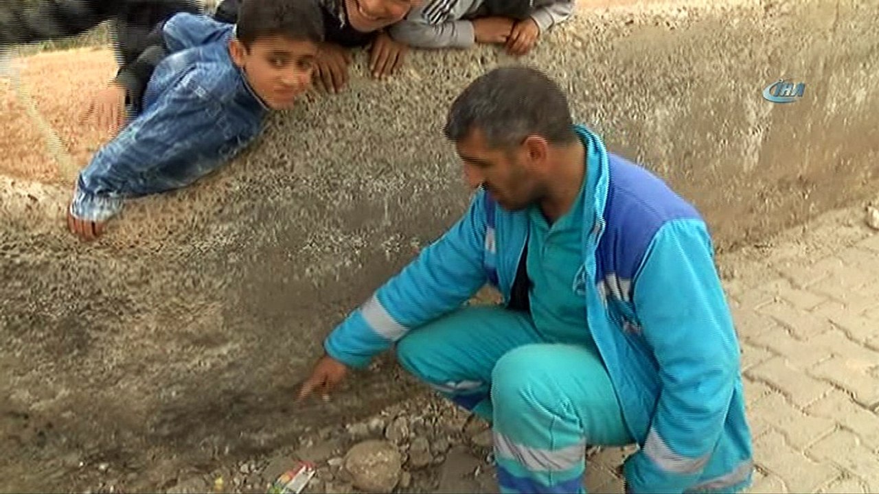 Temizlik işçisi okul yoluna tuzaklanmış bomba buldu