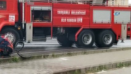 Seyir halindeki otomobil alev alev yandı