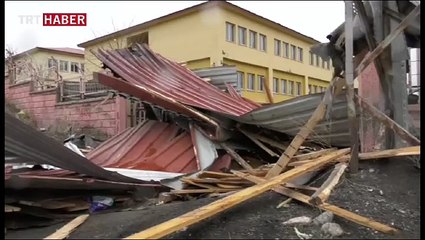 Doğu Anadolu'da şiddetli rüzgar çatıları uçurdu
