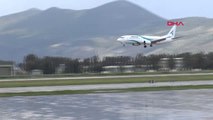 Muğla Bodrum'a Gelen Sezonun İlk Turist Kafilesi Havalimanında Karanfillerle Karşılandı