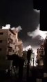 شاهد سماء مدينة #دوما وهي تمطر نيراناً حارقة، أطلقتها طائرات الأسد على منازل المدنيين لتحول ليل المدينة إلى نهار يحرق البشر والحجر.#نابالم #فوسفور.23.03.2018