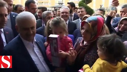 Başbakan Yıldırım, kendisini çaya davet eden aileyi ziyaret etti